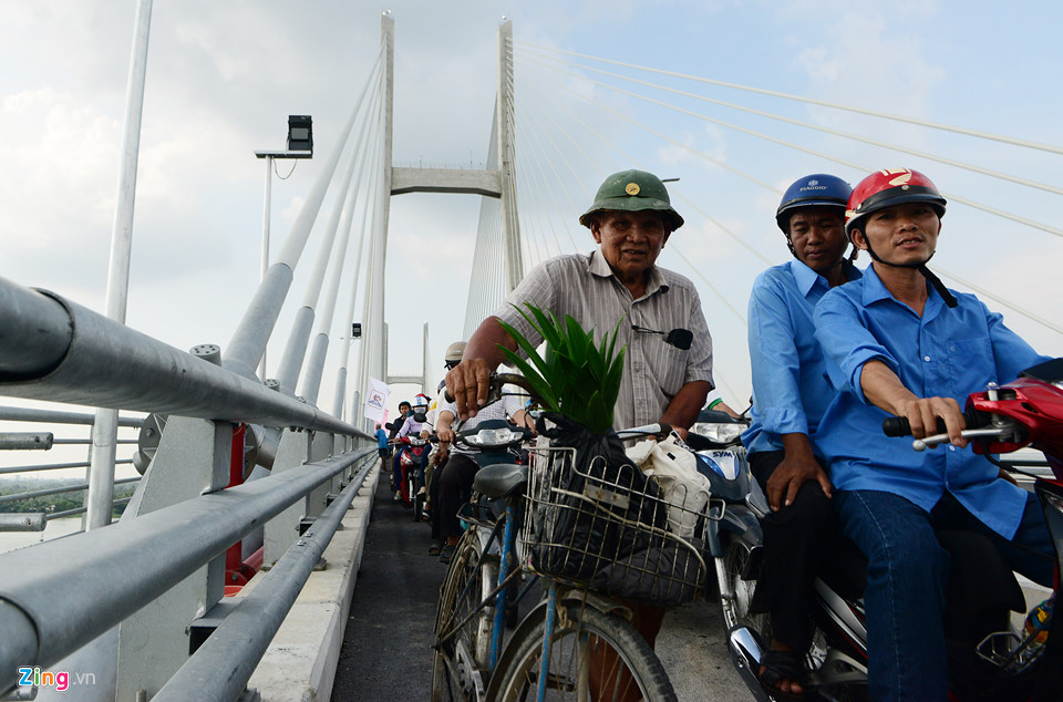 Dòng người ùn ùn lên cây cầu mới ở Đồng Tháp đi thử và chụp ảnh